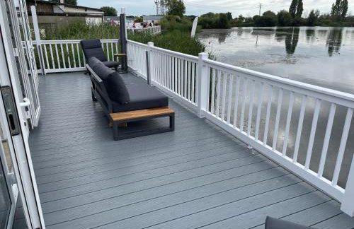 Chichester Lakeside Holiday Park Lakefront Lodge - Foto 34