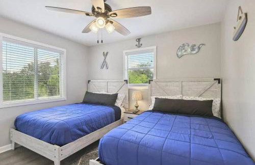 Waterfront Home Game Room Ping Pong Outdoor Bar Area - Foto 17