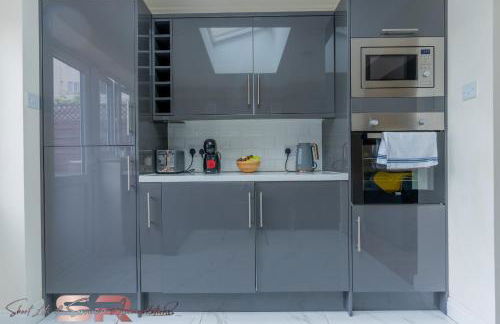 Comfortable 1-Bed House, Sleeps 4, Fast Wi-Fi with Private Garden and Free Parking - Foto 38