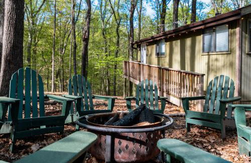 2-bedroom cabin, with a Fireplace, PS5, BBQ, fitness room, and a private hot tub - Foto 5
