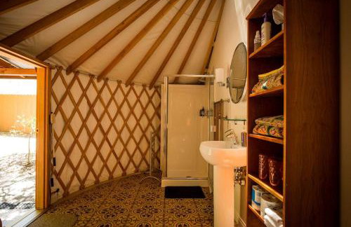 Elegant Yurt Tucked Beneath Oak Trees on Southern California Ranch - Foto 33