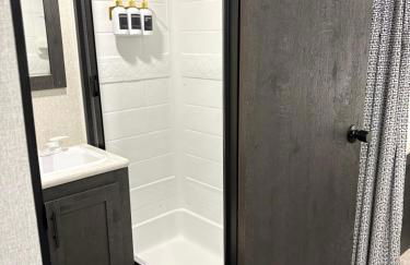 Modern Luxury RV Retreat, Your Cozy Tiny Home - Foto 3