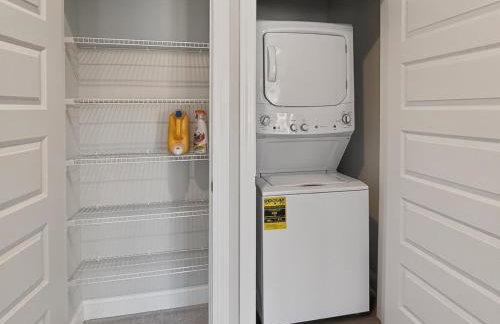 Luxe King Bed, Balcony, Garage in Downtown Raleigh - Foto 21