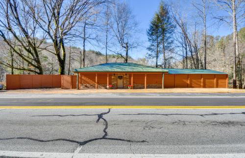 Hot Tub and Fire Pit Riverfront Helen Cabin - Foto 29