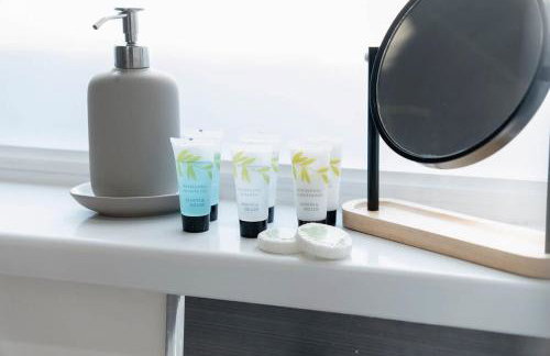 Spacious 4BR on Leafield Rd - Photo 31