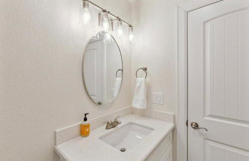 Cozy 3 Bedroom Family Beach Home in Galveston - Photo 16