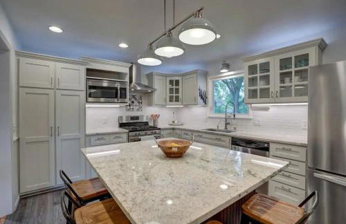 Spacious and Elegant Space with Premium Kitchen that is Ideal for Gathering with Friends and Family - Foto 1