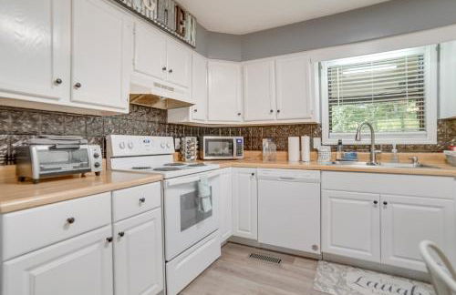 Kodak Getaway with Covered Decks and Game Room! - Foto 8