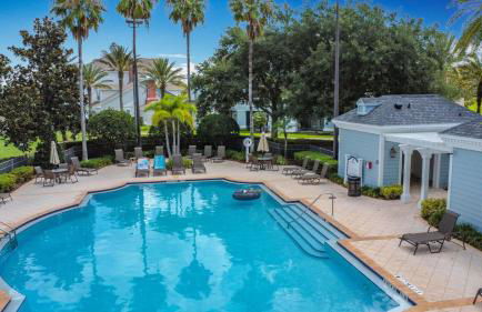 3-BR Condo with Dreamy Balcony Views, Walk to Pool - Foto 52