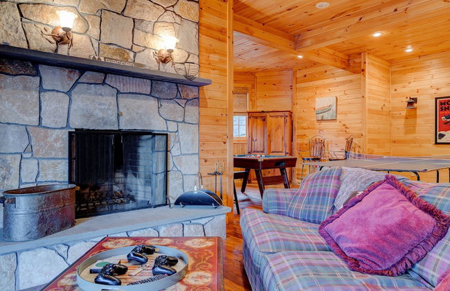 Mount Snow Cabin with Private Hot Tub by RedAwning - Foto 16