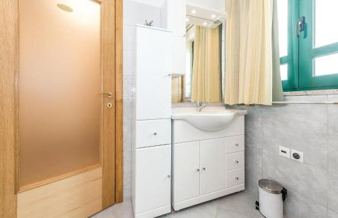 Awesome Home In Mirlovic Polje - Foto 46