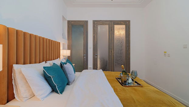 Top-Floor Romanian Athenae 2BR Apartment, Quiet City Views - Foto 3, Habitación