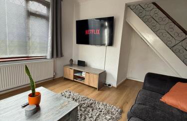 Contractor and Family, Private Detached Property DY5 - Foto 10