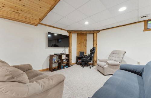 8BR 5BA Huge Dog Friendly Log Cabin near Wisconsin Dells and Lake sleeps 25plus - Foto 32