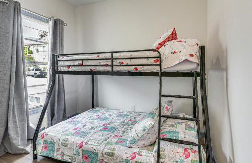 Walk to The Strand Historic Family Base with Yard! - Foto 21