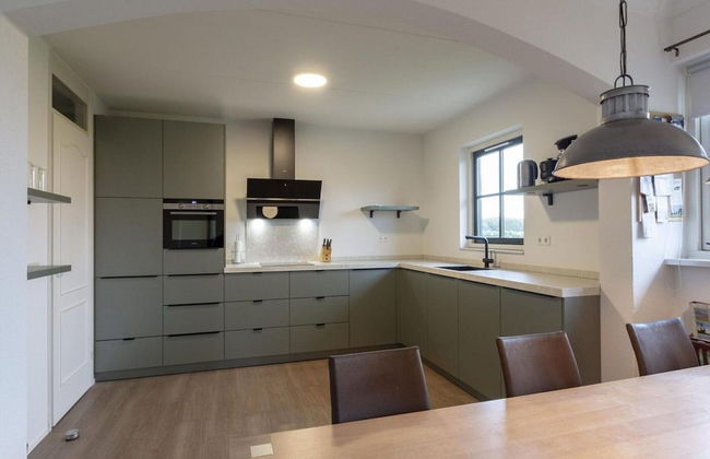 Beautifully Situated Luxury Villa on the Water - Foto 40