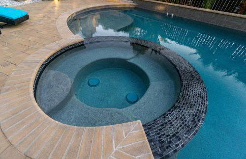 Entire Private Home with 5 Bedrooms 4 Bathrooms 3000 Sq ft Villa, Pool, Hot Tub, Nature, Garage, Winery, Available Now - Foto 20