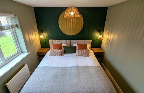 CHERRYTREES 5 Bed House, Sleeps 10, 3 Bathrooms, Parking, Ideal for Groups and Work Stays - Foto 21