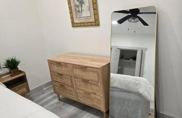 Modern B&W Coastal Retreat 2BR 2BA and Laundry - Foto 23