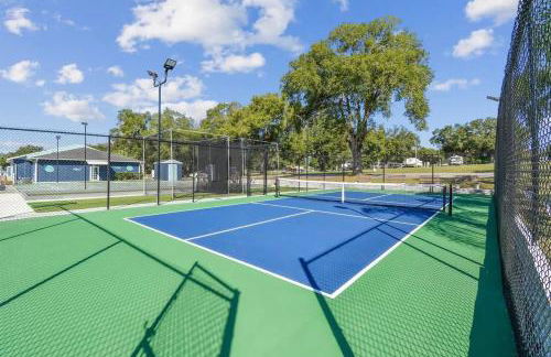 2 Bed Cozy Home, Dade City, Pickle Ball and Pool - Photo 31