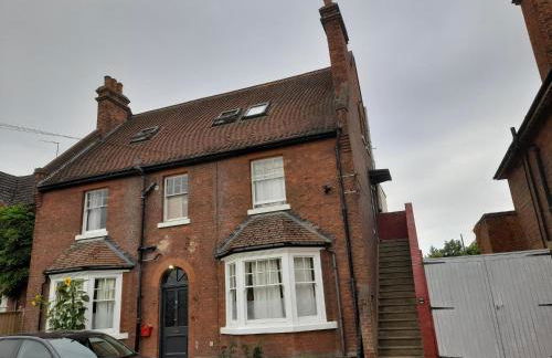 EGHAM LOVELY STUDIO SELF CONTAINED 2 mins station - Foto 10