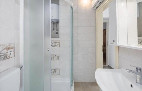 Amazing Home In Erzisce With Jacuzzi - Foto 25