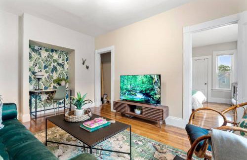 Downtown Beverly|KING BED|Minutes to Salem+Train - Photo 8