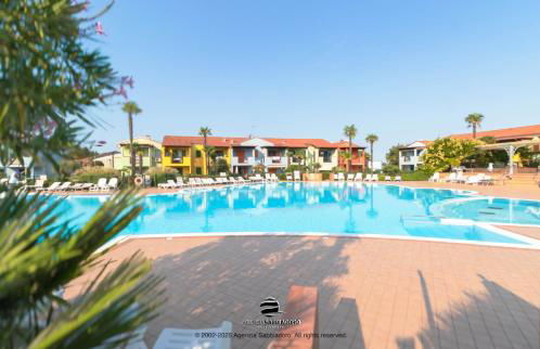 Exclusive Pool Access, 2 floors, Balcony View, Parking - Foto 7