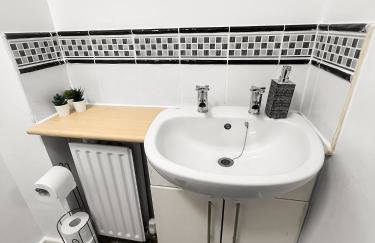New Manchester City Getaway House with 2 FREE Parking - Foto 35