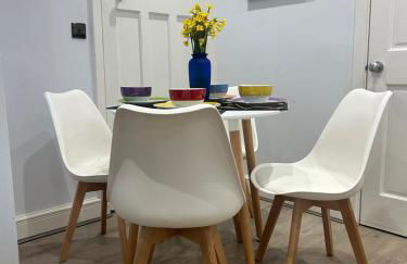 Large 3 bedrm apartment in heart of Theatre Land - Photo 19