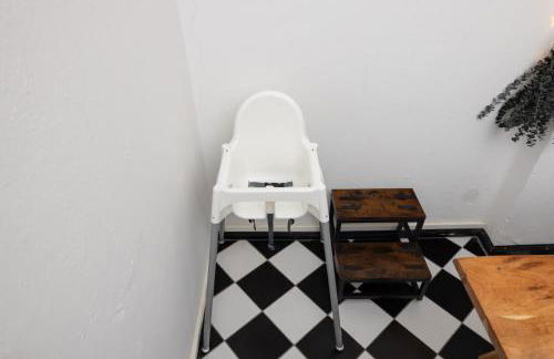 Central 6 Beds Apartment, Group & Family Friendly, Kitchen, Washer, Work Station, Netflix & PayTV - Photo 8