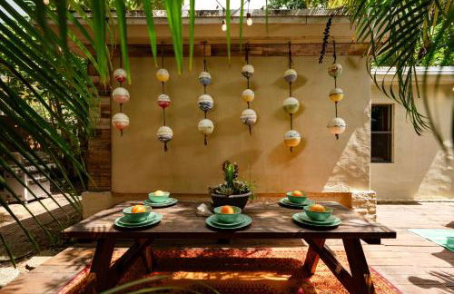 The Rum Locker - 1 King - 2 Twins - Private home and Patio - Sleeps 4 - Foto 4