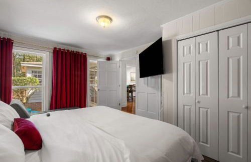 Cozy 4BR Home Pet Friendly Large Yard & Patio - Foto 27