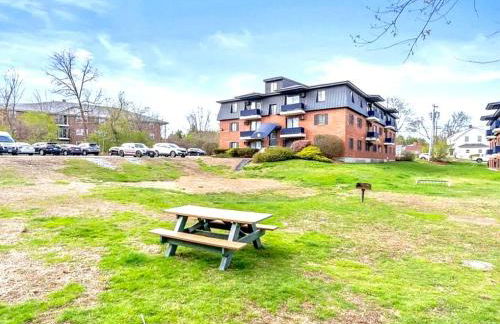 NEW - Mins to Hospitals - Manchester - Derry - Nashua - Concord - Queen Bed - Foto 15