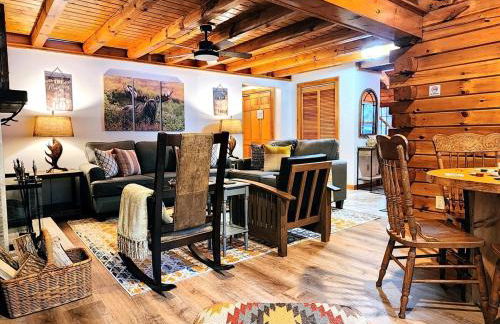 Stylish Forest Lodge with Large Hot Tub, Firepit and Fireplace minutes to Gore Mountain - Foto 9