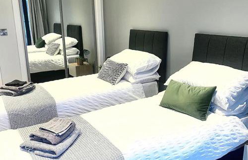 Luxury apartment close to Theatre, Barbican & Hoe 2 kings or 4 single beds secure covered parking - Foto 11