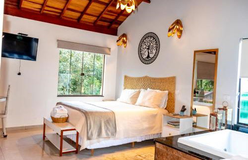 Chalé Canto do Galo 1 - Hidro da Jacuzzi, Lareira Ecológica, Cozinha Completa, Wi-Fi 80mbps, próximo a comércio local e relaxando ao som do riacho - Photo 5