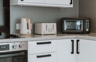 2 Bed Apartment Overlooking the Square Step Out to Shops & Dining - Foto 14