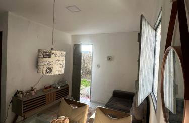 Casa Aconchegante com 2 quartos a 9 minutos de carro para as praias mais procuradas da região - Foto 2