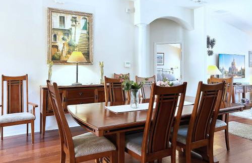 Lovely Lakeside 4-Bed Pool Home at Villa Sol-3125 - Foto 8