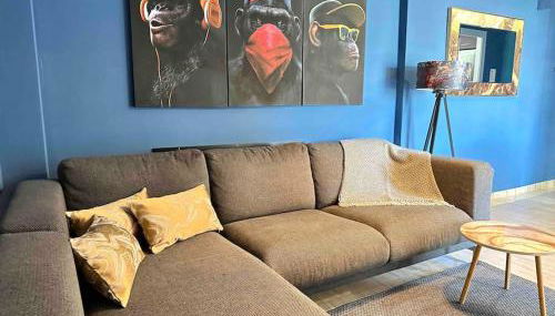 8 min walk to the beach & 10 min walk to Convention Centre ! - Photo 1