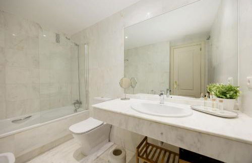 Coastal apartment, with swimming pools and close to the beach, in the tourist Bahia de Marbella - Photo 25