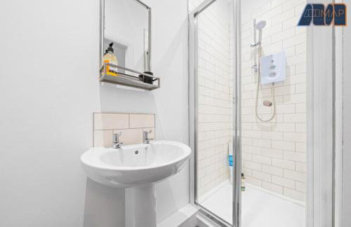 4 Bed Flat With Parking Sleeps 8 in Fife - Foto 7