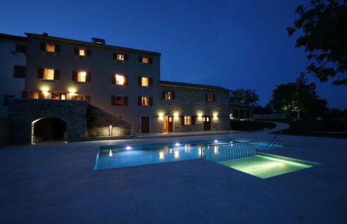Villa Poropati, Grožnjan, Istria - Luxury Countryside Estate for up to 19 persons - Large pool of 80m2 with kids section - Foto 17