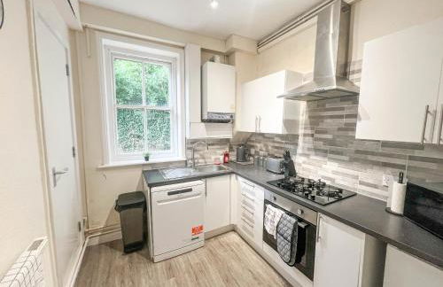 3 Bedroom House - Free Parking-Hospital-Contractors-Families - Long Stay Rates Available - Photo 13