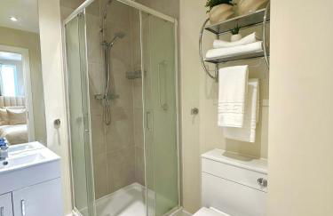 Contemporary Bromley Penthouse with Balcony - Foto 15