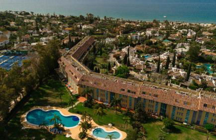 Coastal apartment, with swimming pools and close to the beach, in the tourist Bahia de Marbella - Photo 3