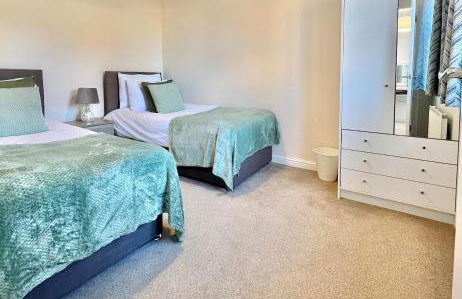 Rushden - 5 Beds Modern Home, Free Private Parking, TV, Garden - Foto 10