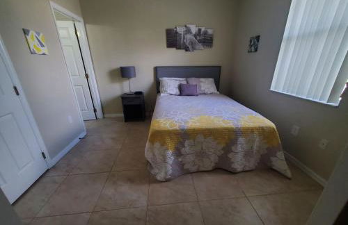 8 miles to Disney, 20 miles Universal, private pool, pool table, washer, dryer, cable, wifi, roku - Foto 3