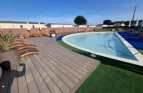 Spacious 6 Berth Caravan with Decking - Photo 20